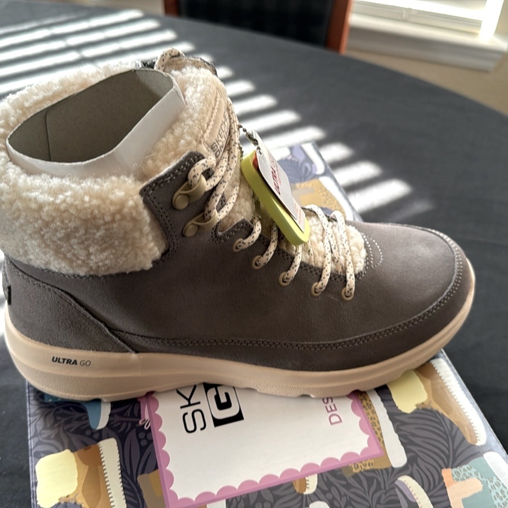 Skechers On the Go Glacial Ultra Woodlands  Boots